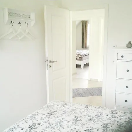 Strandhafer - Im Schwalzkiefernwald Zwischen Ostsee Und Bodden Lejlighed