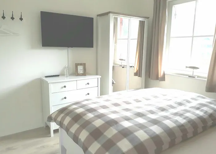 Strandhafer - Im Schwalzkiefernwald Zwischen Ostsee Und Bodden Glowe